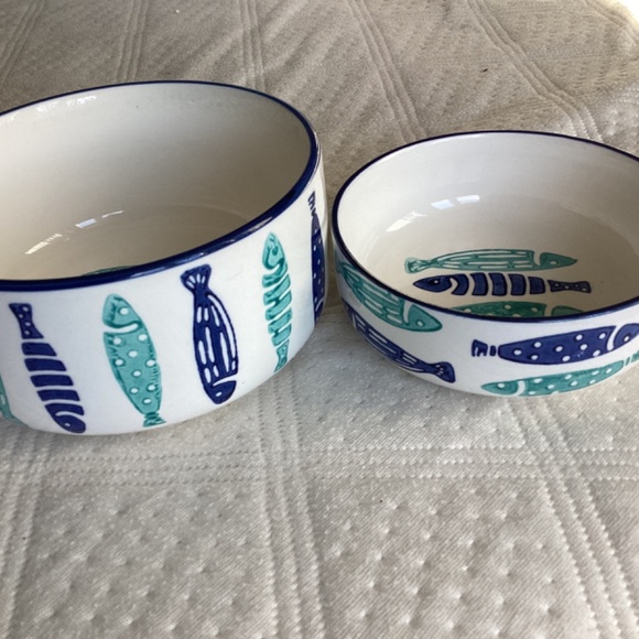 SIGNATURE HOUSEWARES INC. SET OF 2 FISH THEMED CAT FEEDING/WATER BOWLS - Picture 7 of 12